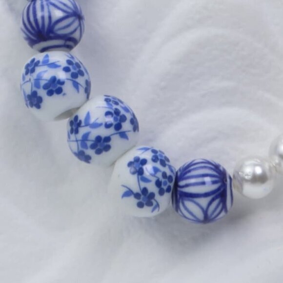 Elegant Hand-Drawing Ceramic Bead and Pearl Stretch Bracelet - Picture 7 of 9